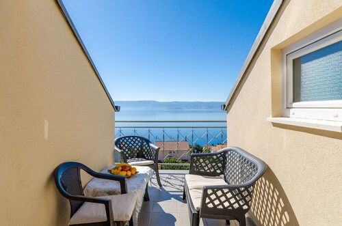 Light-flooded penthouse flat just 300 metres from the beach with sea views, pool, barbecue