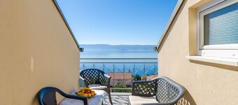 Light-flooded penthouse flat just 300 metres from the beach with sea views, pool, barbecue