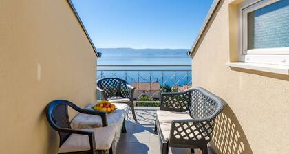 Light-flooded penthouse flat just 300 metres from the beach with sea views, pool, barbecue
