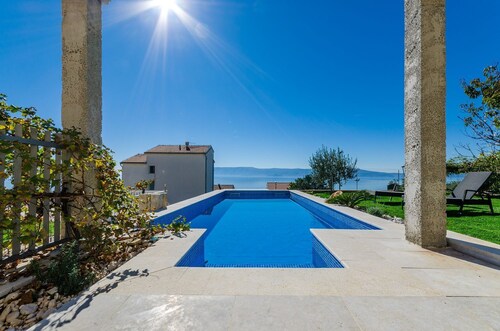 Light-flooded penthouse flat just 300 metres from the beach with sea views, pool, barbecue