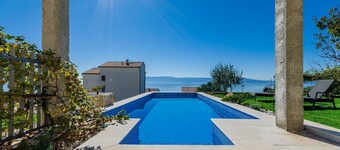 Light-flooded penthouse flat just 300 metres from the beach with sea views, pool, barbecue