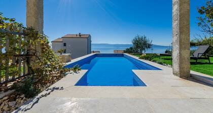 Light-flooded penthouse flat just 300 metres from the beach with sea views, pool, barbecue
