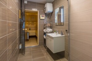 Dusche, Haartrockner, Handtücher