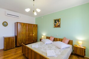 4 bedrooms, free WiFi, bed sheets - Mediterranean stone house with large terrace, outdoor shower, private pool, baby cot, washing machine (Grižane)
