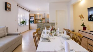 Un salon moderne avec un coin repas aménagé pour le dîner.