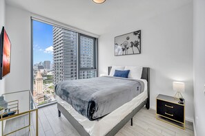 3 室のベッドルーム、デスク、アイロン / アイロン台、旅行用ベビーベッド