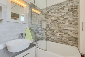 Shower, hair dryer, towels