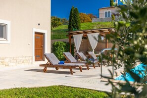 Terrace/patio - Fantastic finca with table tennis, playground, basketball court, private pool, outdoor kitchen (Pazin)