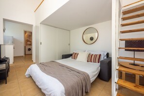 1 bedroom, free WiFi, bed sheets - Cozy flat just 350 metres from the sandy beach with private terrace and Mediterranean garden (Crikvenica)