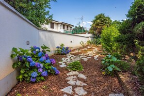 Exterior detail - Cozy flat just 350 metres from the sandy beach with private terrace and Mediterranean garden (Crikvenica)