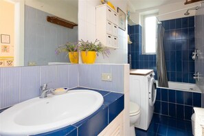 Shower, hair dryer, bidet, towels - Borgo Vittorio Terrace (Rome)