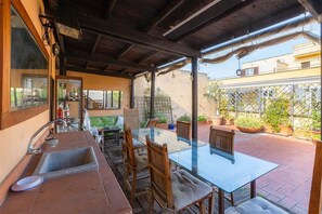 Outdoor dining - Borgo Vittorio Terrace (Rome)
