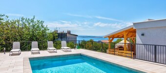 Magnifique appartement à seulement 600 mètres de la plage avec vue sur la mer, piscine, barbecue, machine à laver