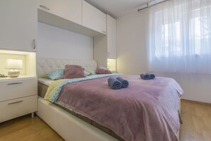 2 bedrooms, free WiFi, bed sheets - Comfortable flat just 200 metres from the beach with sea view, private balcony with loungers (Selce)