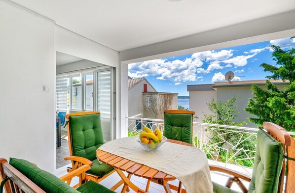 Outdoor dining - Renovated, modern flat just 200 metres from the beach with sea views, washing machine, barbecue (Crikvenica)
