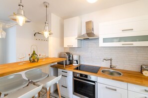 Fridge, microwave, stovetop, dishwasher