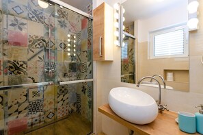 Shower, hair dryer, towels