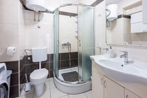 Dusche, Haartrockner, Handtücher
