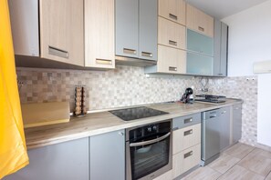 Refrigerador, parrilla de estufa, lavavajillas y cafetera y tetera 