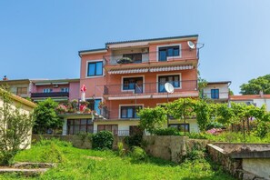 Exterior - Bright flat just 650 metres from the beach with stunning sea views, private balcony, washing machine (Dramalj)