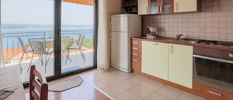 Fridge, stovetop, coffee/tea maker, cookware/dishes/utensils