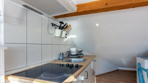 Kaffetrakter/tekoker, kjøleskap, kokeplater og kjøkkenutstyr