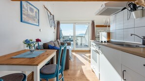 Kaffetrakter/tekoker, kjøleskap, kokeplater og kjøkkenutstyr