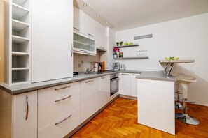 Kühlschrank, Herdplatte, Wasserkocher mit Kaffee-/Teezubehör, Toaster