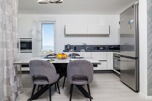 Fridge, stovetop, coffee/tea maker, toaster