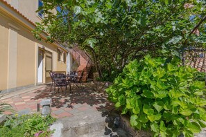 Outdoor dining - Mediterranean flat just 500 metres from the beach with a view of the Dubracina river (Crikvenica)