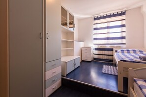 2 bedrooms, desk, free WiFi, bed sheets - Mediterranean flat just 500 metres from the beach with a view of the Dubracina river (Crikvenica)