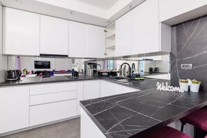 Réfrigérateur, micro-ondes, plaque de cuisson, lave-vaisselle