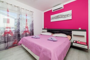 3 makuuhuonetta, työpöytä, ilmainen Wi-Fi, vuodevaatteet