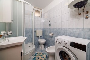 Douche, serviettes fournies