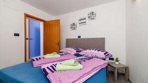 2 bedrooms, desk, WiFi (free), bed sheets