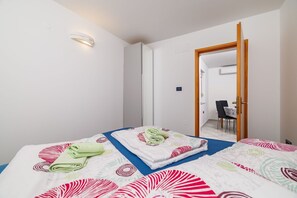 2 bedrooms, desk, free WiFi, bed sheets