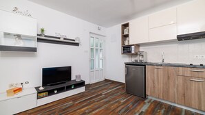 Eine moderne Küche mit Einbaukühlschrank, Mikrowelle und Kaffeemaschine.