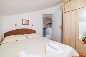 1 bedroom, desk, free WiFi, bed sheets