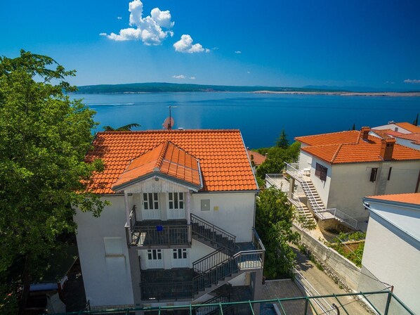 Exterior - Renovated flat just 150 metres from the beach with jacuzzi, sea view, pool, pool table (Dramalj)