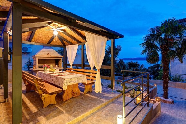 Outdoor dining - Renovated flat just 150 metres from the beach with jacuzzi, sea view, pool, pool table (Dramalj)