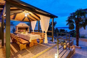 Outdoor dining - Renovated flat just 150 metres from the beach with jacuzzi, sea view, pool, pool table (Dramalj)