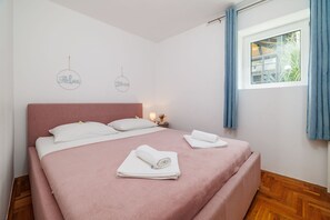 1 bedroom, desk, free WiFi, bed sheets