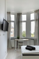 Quarto solteiro básico | Escrivaninha, ferros/tábuas de passar roupa, Wi-Fi de cortesia