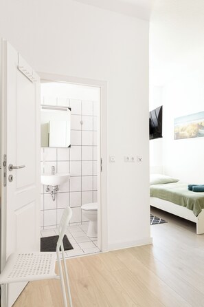 Kamar Double atau Twin Basic | Meja kerja, setrika/meja setrika, dan Wi-Fi gratis