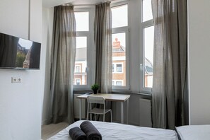 Kamar Single Basic | Meja kerja, setrika/meja setrika, dan Wi-Fi gratis