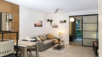 Comfort-Apartment, 1 King-Bett und Schlafsofa | Schreibtisch, Bügeleisen/Bügelbrett, kostenloses WLAN