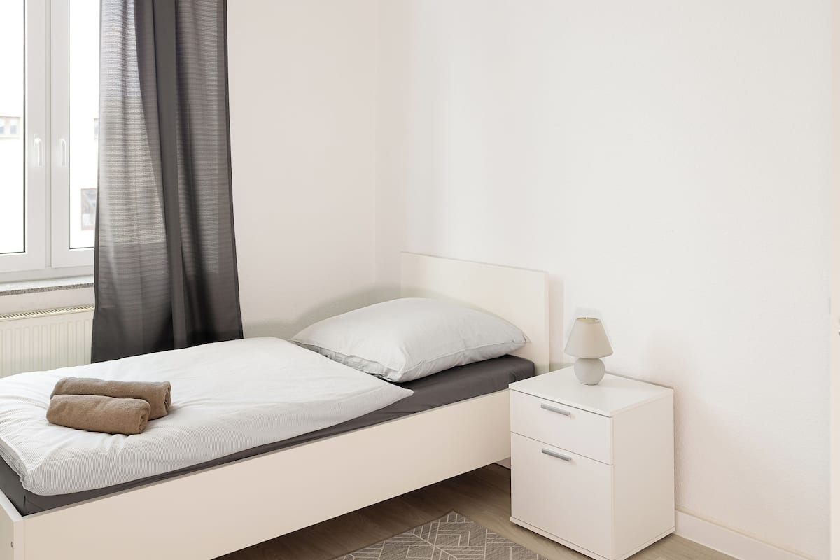 Eenvoudige eenpersoonskamer | 1 slaapkamer, een bureau, een strijkplank/strijkijzer, gratis wifi