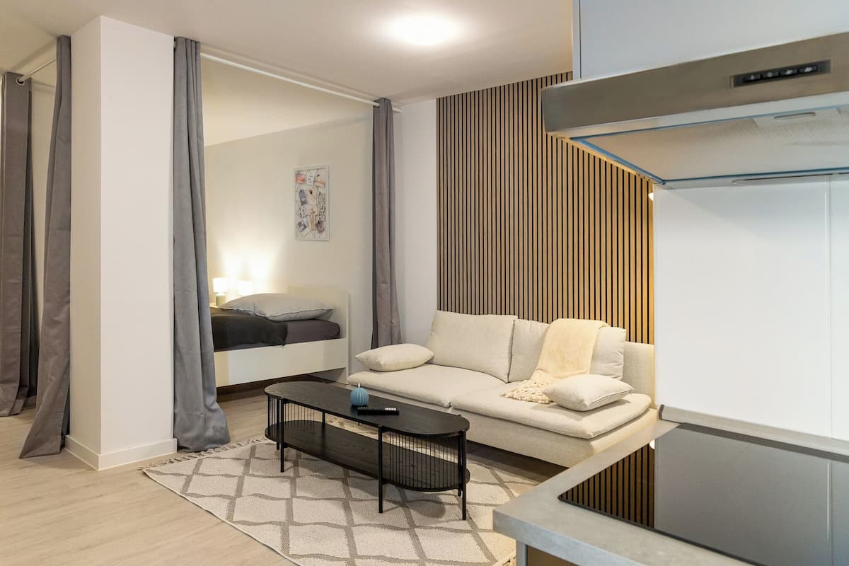 Urban Nest Bremerhaven | 1 slaapkamer, een bureau, een strijkplank/strijkijzer, gratis wifi