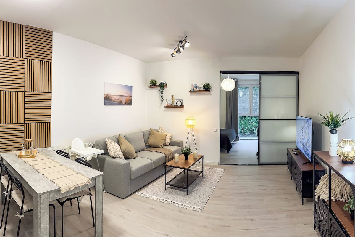 Comfort appartement, 1 kingsize bed met slaapbank | 1 slaapkamer, een bureau, een strijkplank/strijkijzer, gratis wifi