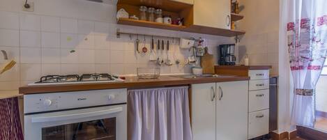 Fridge, stovetop, coffee/tea maker, toaster